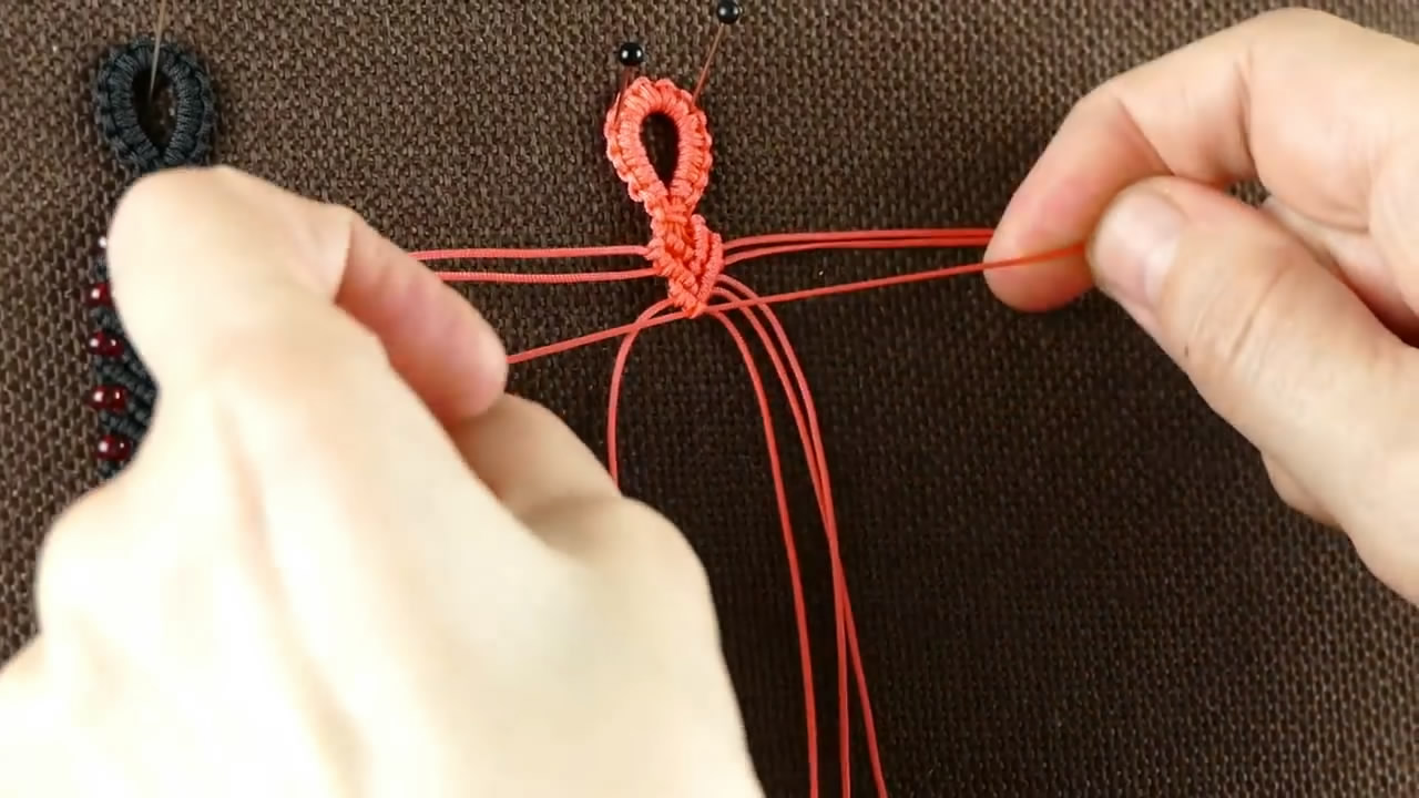 金刚结串珠手链编织教程,粉色水晶串珠手链编织教程