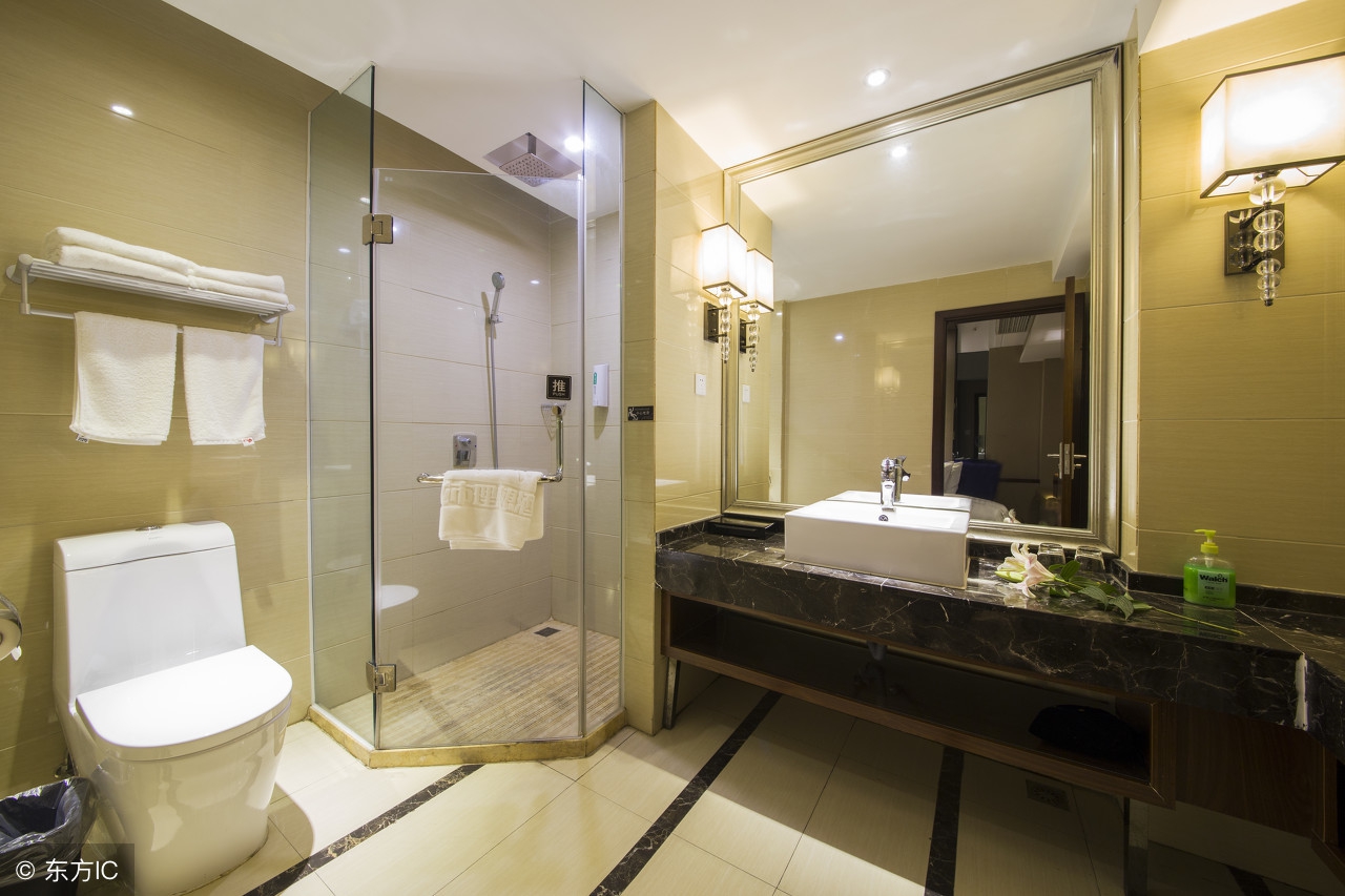 这年头谁还用传统卫生间呀？管道脏乱丑，还好我家当初没选错！