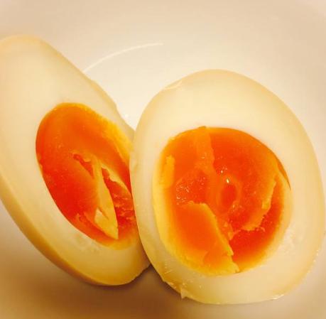 千万别把鸡蛋放进微波炉会爆炸,鸡蛋放到微波炉都会炸吗