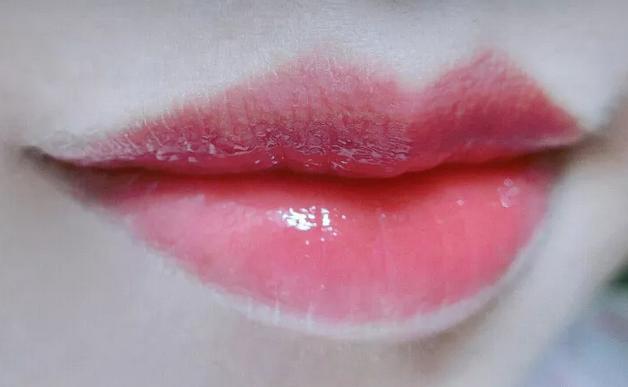 小胖丁唇釉和阿玛尼唇釉,吃火锅不掉色的大牌口红