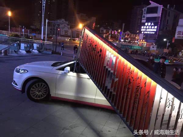 威海车撞到电线杆,威海经区撞栏杆交通事故