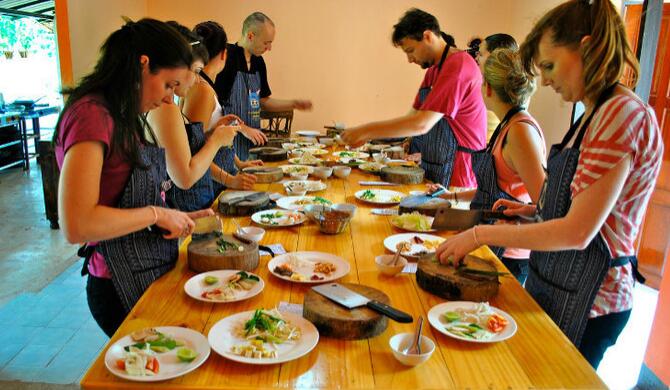 爱吃爱玩的旅行者清迈特色体验学做一顿秀色可餐的泰国菜！