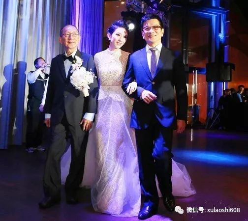 戴佩妮扁平足拇指外翻图片,戴佩妮扁平足