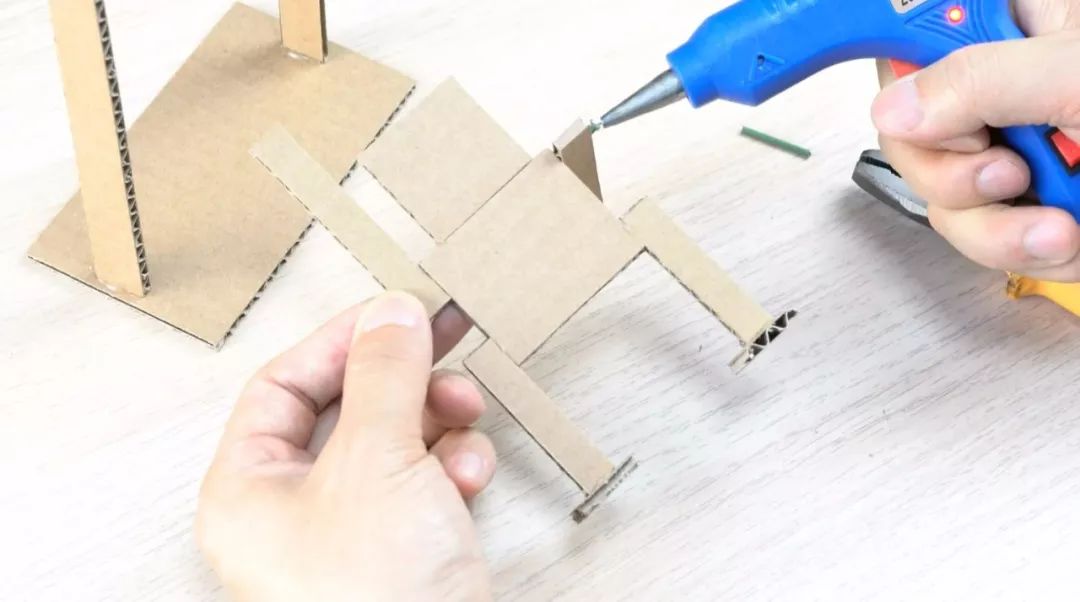 怎么用纸板制作电脑小子玩具,用纸板做的棍子玩具