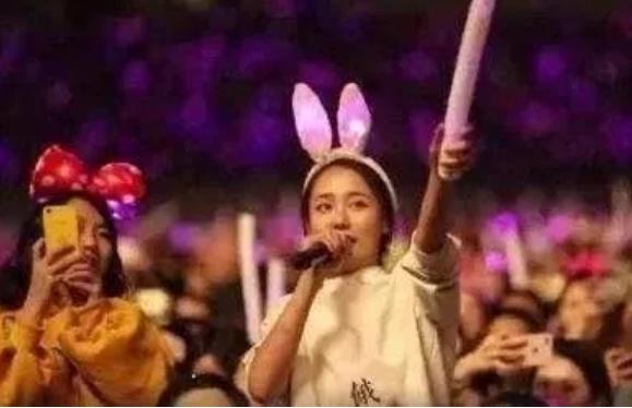 戴佩妮被歌声惊呆,戴佩妮歌迷唱怎样惊呆原唱