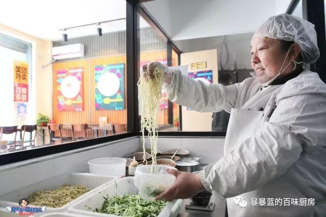 这家店用六星级面粉做凉皮配东北鸡架爆好吃，一般人还不让加盟…