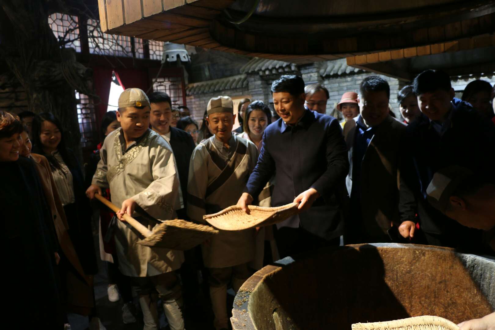 泰山名饮精英,泰山名饮汾酒献礼版玻汾发布会