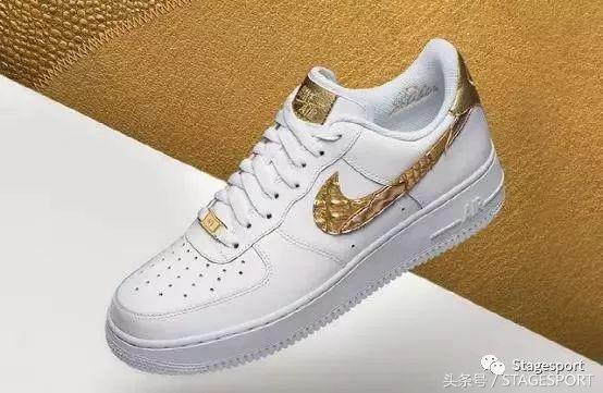 谁说打篮球就一定要穿好的球鞋,supreme白色足球衣