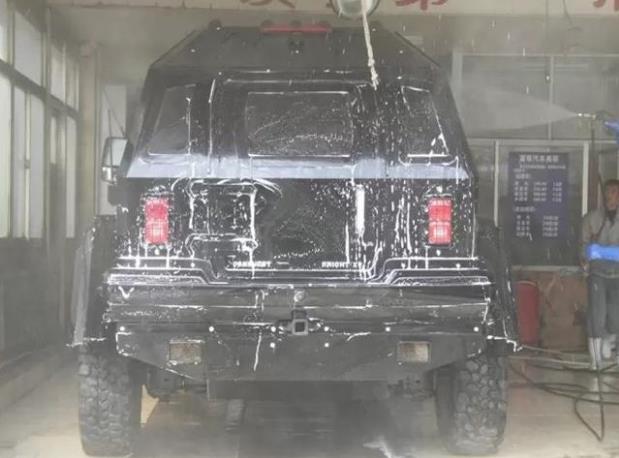开1500万的骑士十五世去洗车，洗车老板连摇头：装甲车没法洗！