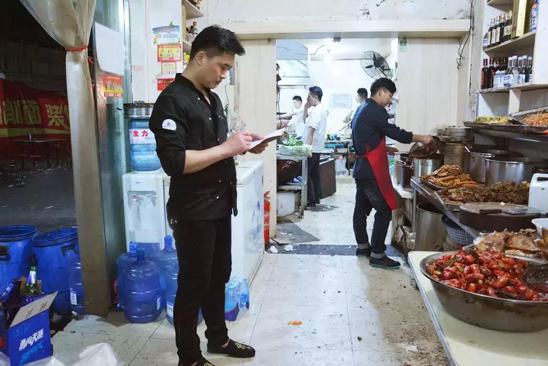 一天卖100斤面！阜阳这家刀削面，一到晚上门口就火到堵路