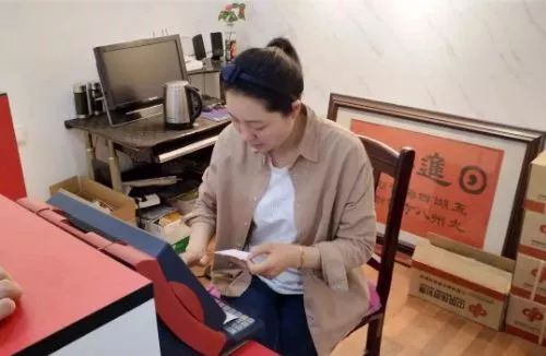 代买彩票中了大奖说好一人一半,女子花15元买彩票以为中了1000元