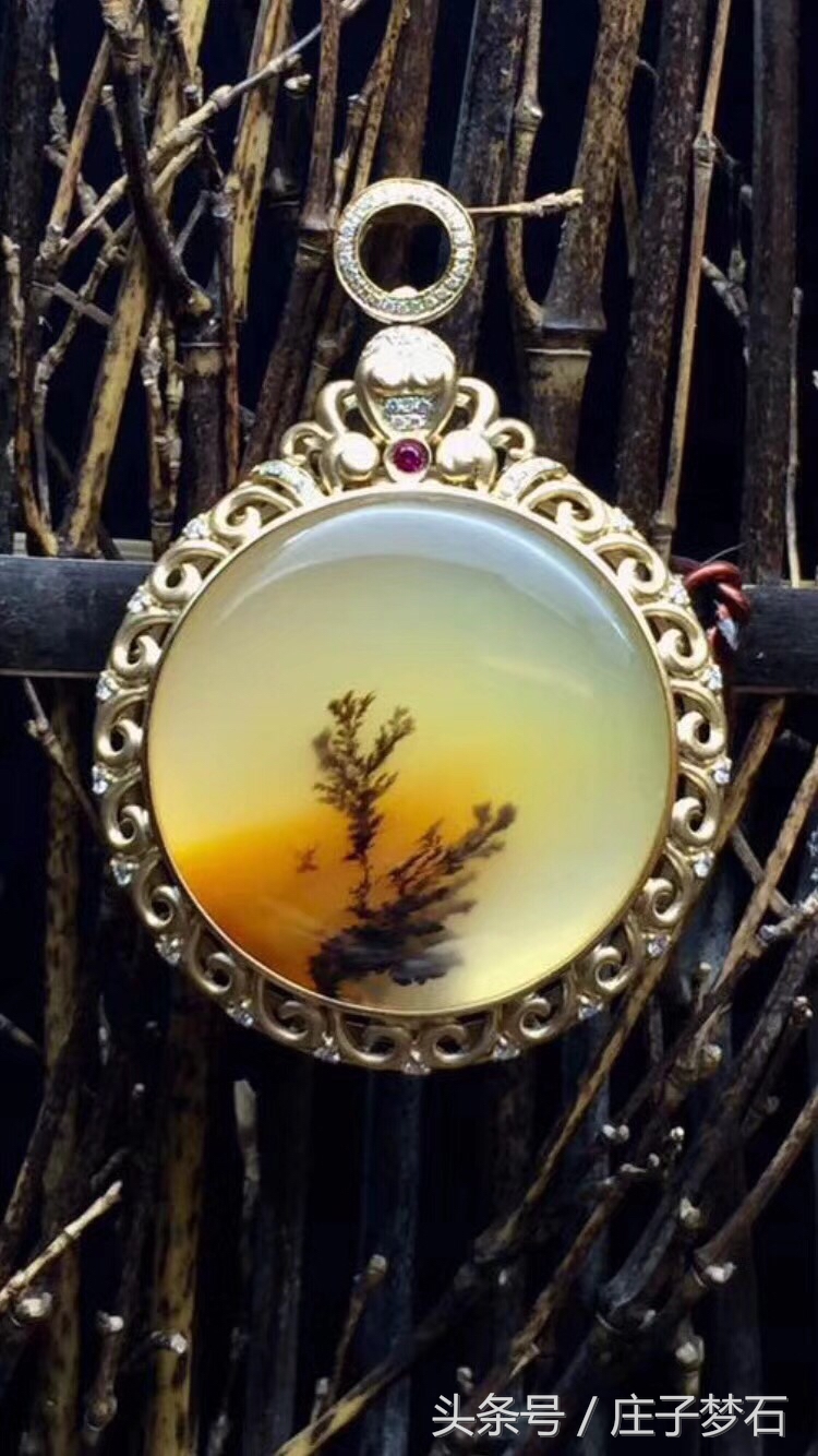 冰种黄龙玉带水草图片,黄龙玉水草花拍出天价