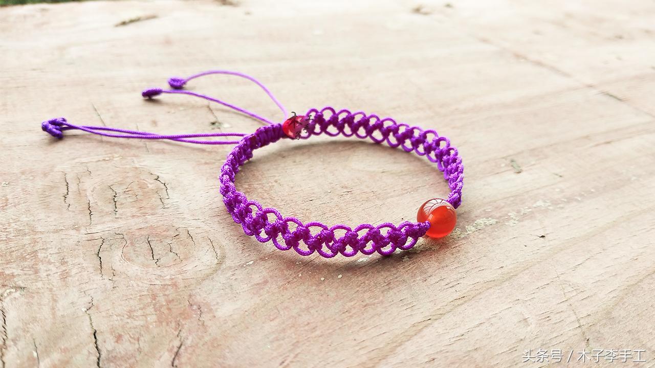 红绳手链比较简单的,用红绳亲自做可以拉伸的手链
