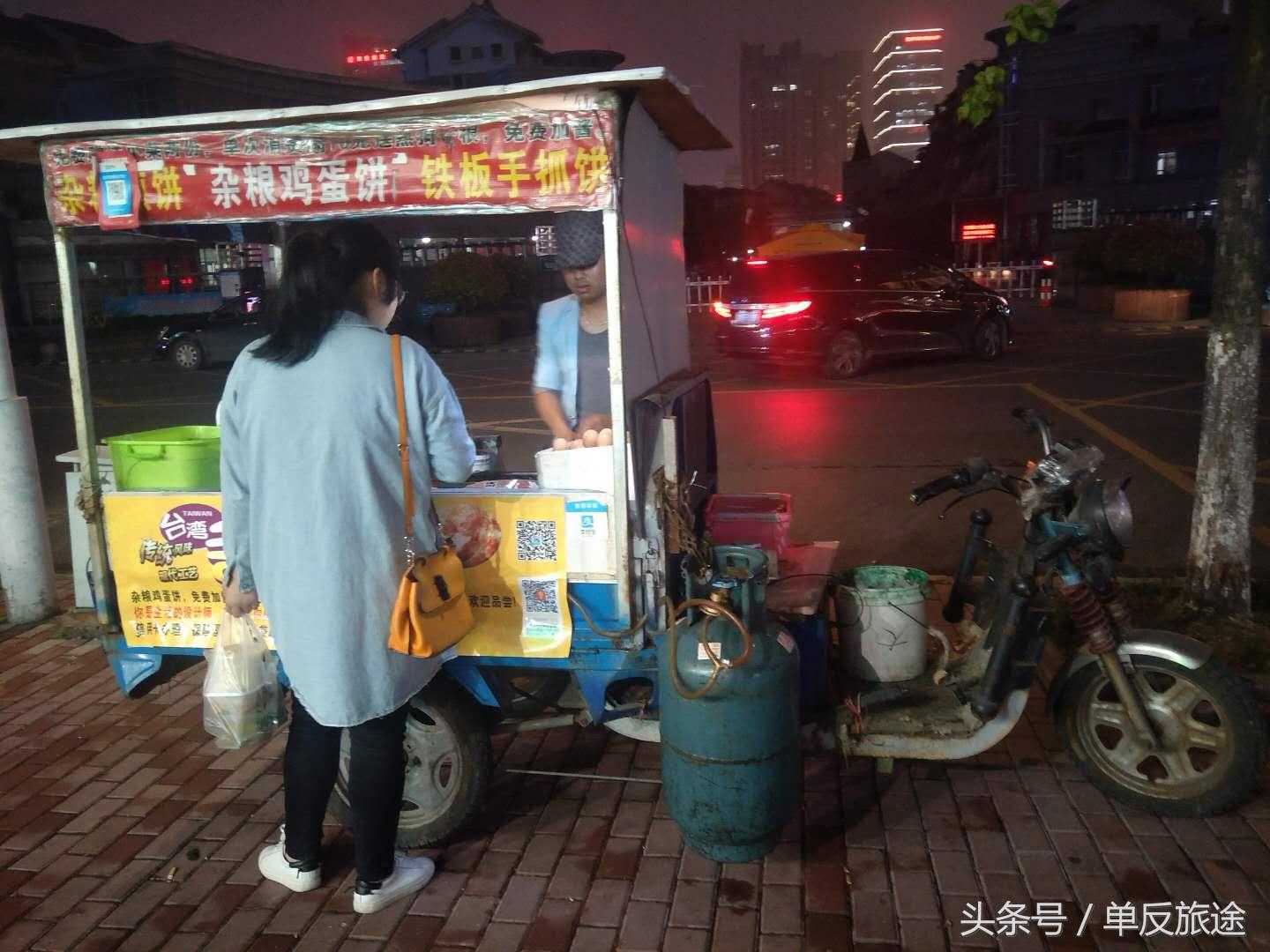 杭州这个小伙了不得！推车卖“手抓饼”，一天可挣2000块！