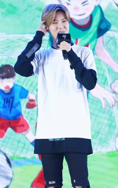 鹿晗上学踢足球,鹿晗踢足球表演比赛视频