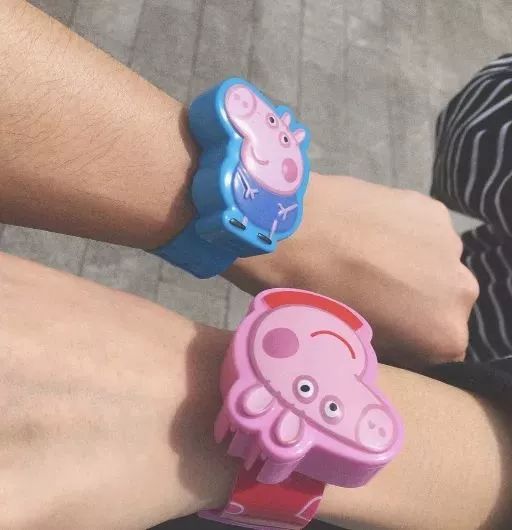 小猪佩奇社会人是什么梗,小猪佩奇手表什么梗