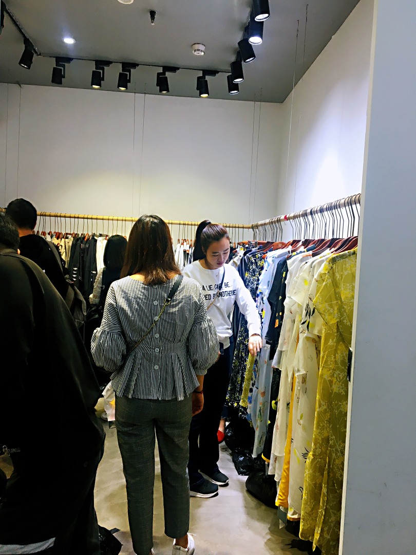 深圳南油衣服,深圳买衣服南油市场怎么样