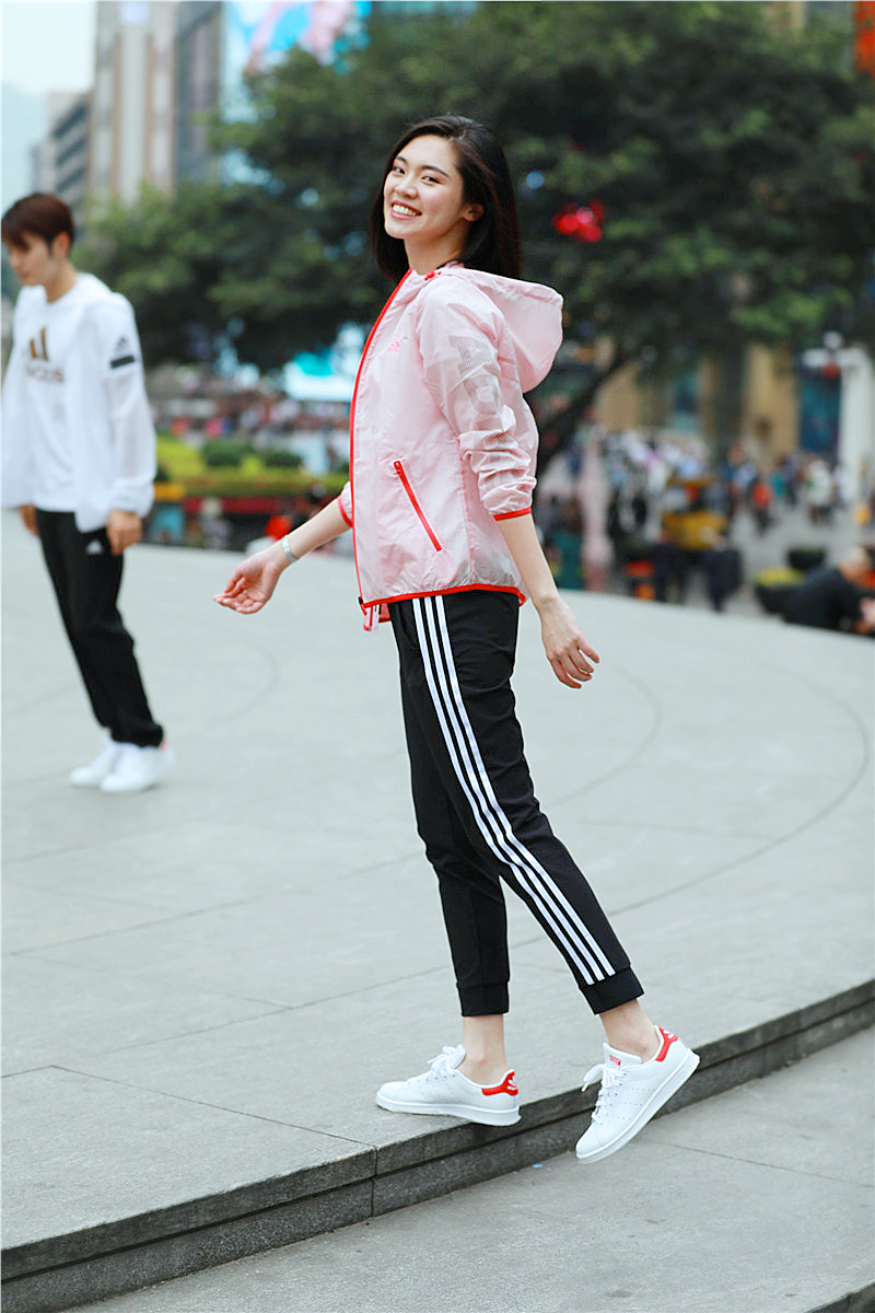 重庆解放碑美女街拍,解放碑步行街拍照姿势女生