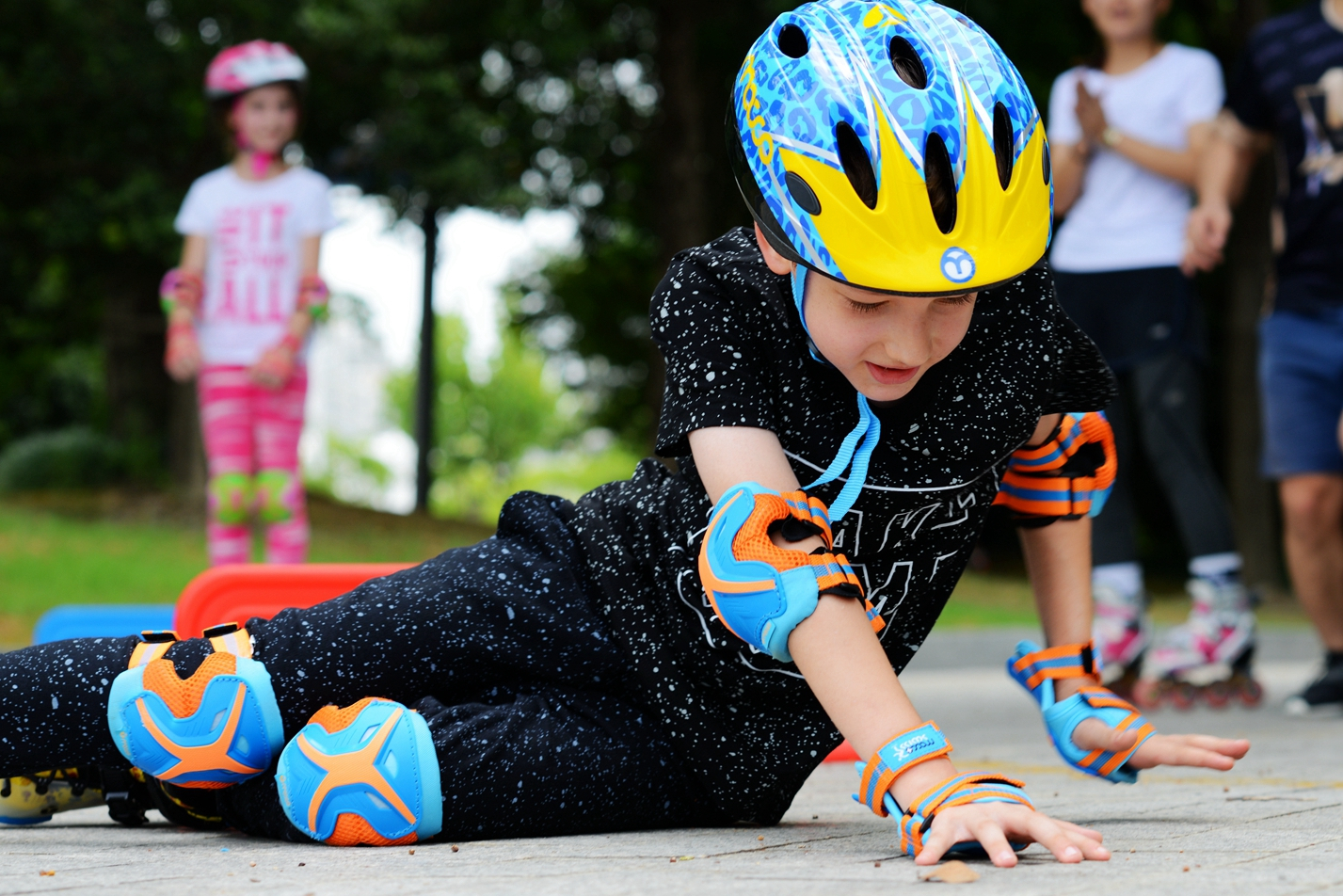 儿童轮滑简单动作学习,儿童轮滑教程怎么学