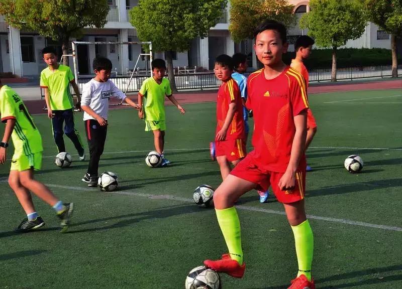 姹熻嫃鐩愬煄瓒崇悆灏忓皢,琚侀噹瓒崇悆涓汉璧勬枡