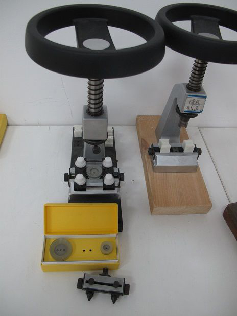 石英手表打开后盖的方法,牙型手表后盖打开方法图解