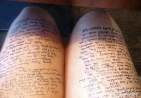 因作弊，小哥被逼*光脱**衣服裸考……