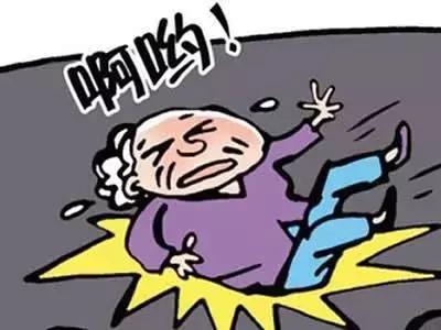 71岁大爷去医院做手术,94岁高龄医生做手术