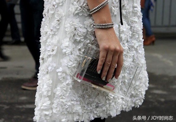 涓嬮洦澶╃殑鏃跺皻鍗曞搧闆ㄩ澊,鏃跺皻pvc鍗曞搧