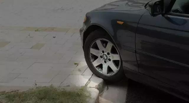 爬坡打滑怎么救车,车托底会出现什么情况