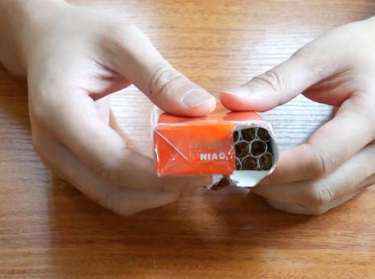 抽了几十年的烟才知道软包的拆法,软包装的烟怎么拆开比较好保存