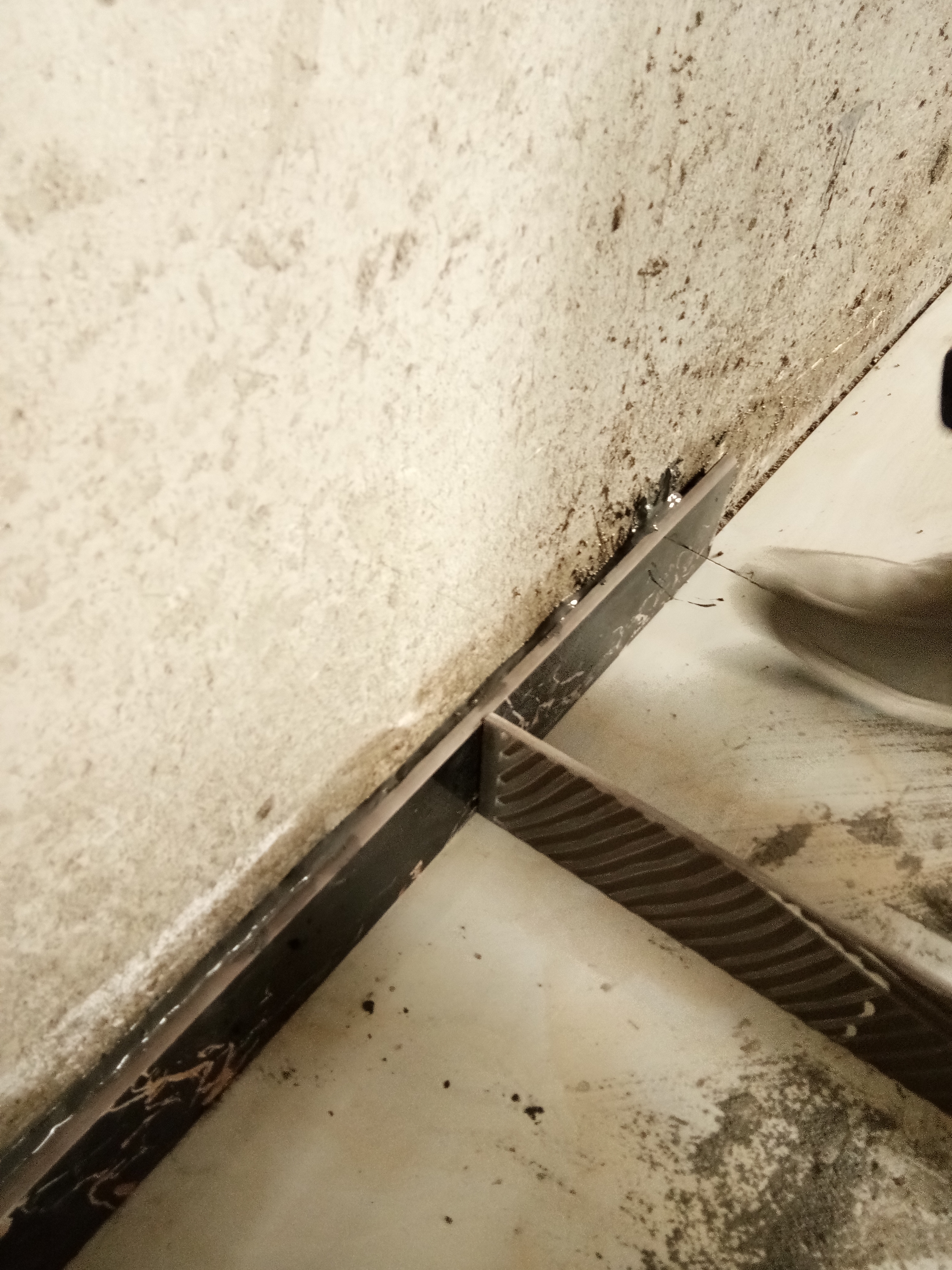 瓦工师傅说这样打灰不空鼓不翘砖,瓦工师傅铺贴瓷砖细节很重要