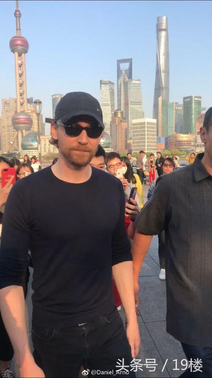 上海迪士尼爆满人挤人,上海迪士尼乐园实时排队人数