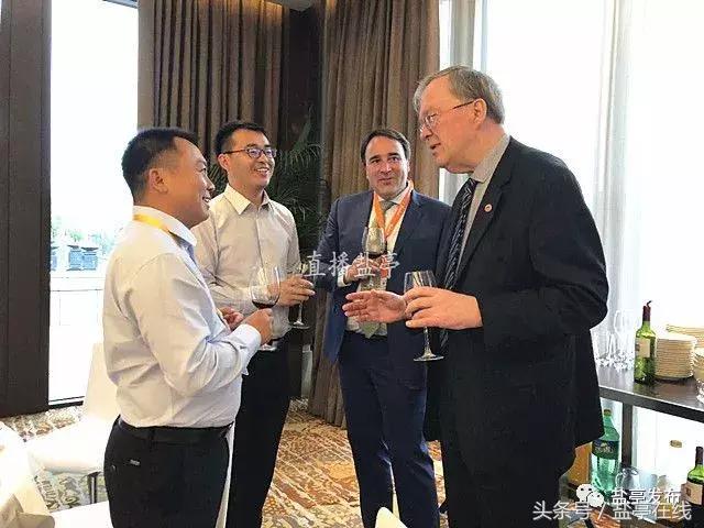 盐亭籍企业迈向国际｜卉菩园艺同荷兰客商签订1200万合作协议