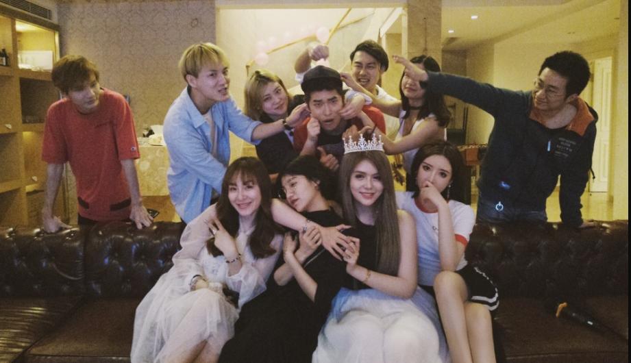 主播张琪格直播跳舞，脚出血了浑然不知，网友感言：都不容易！