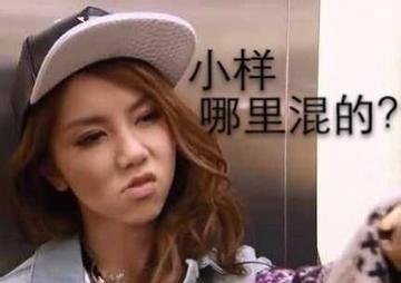 邓紫棋晒和男友机场照,邓紫棋金色裤子