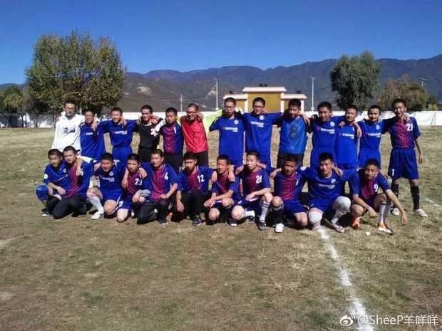 鹿晗发起公益活动足球第一课