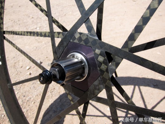 很粗的辐条公路车碳纤维轮组,一体轮和辐条轮山地车