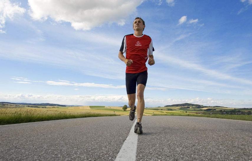 跑步上半身晃动大如何解决,跑步时感觉震动怎么办