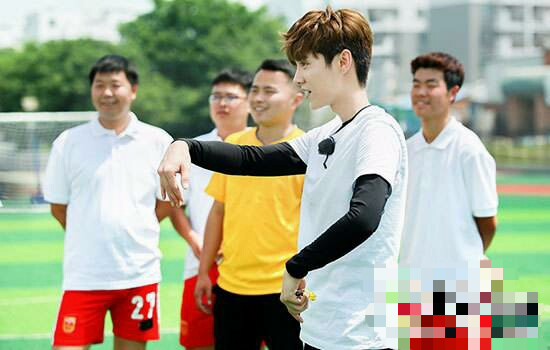 鹿晗加盟曼联足球,鹿晗在足球领域的影响力如何