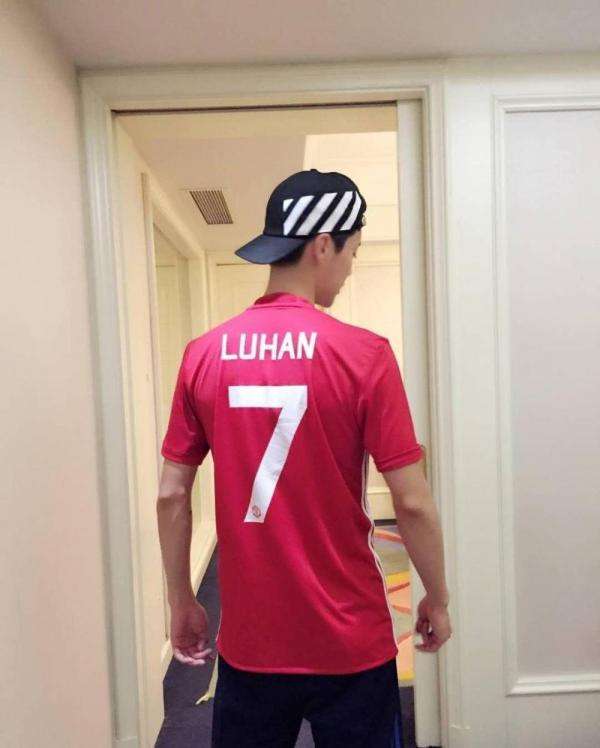 鹿晗加入职业足球队,鹿晗国际足球比赛视频