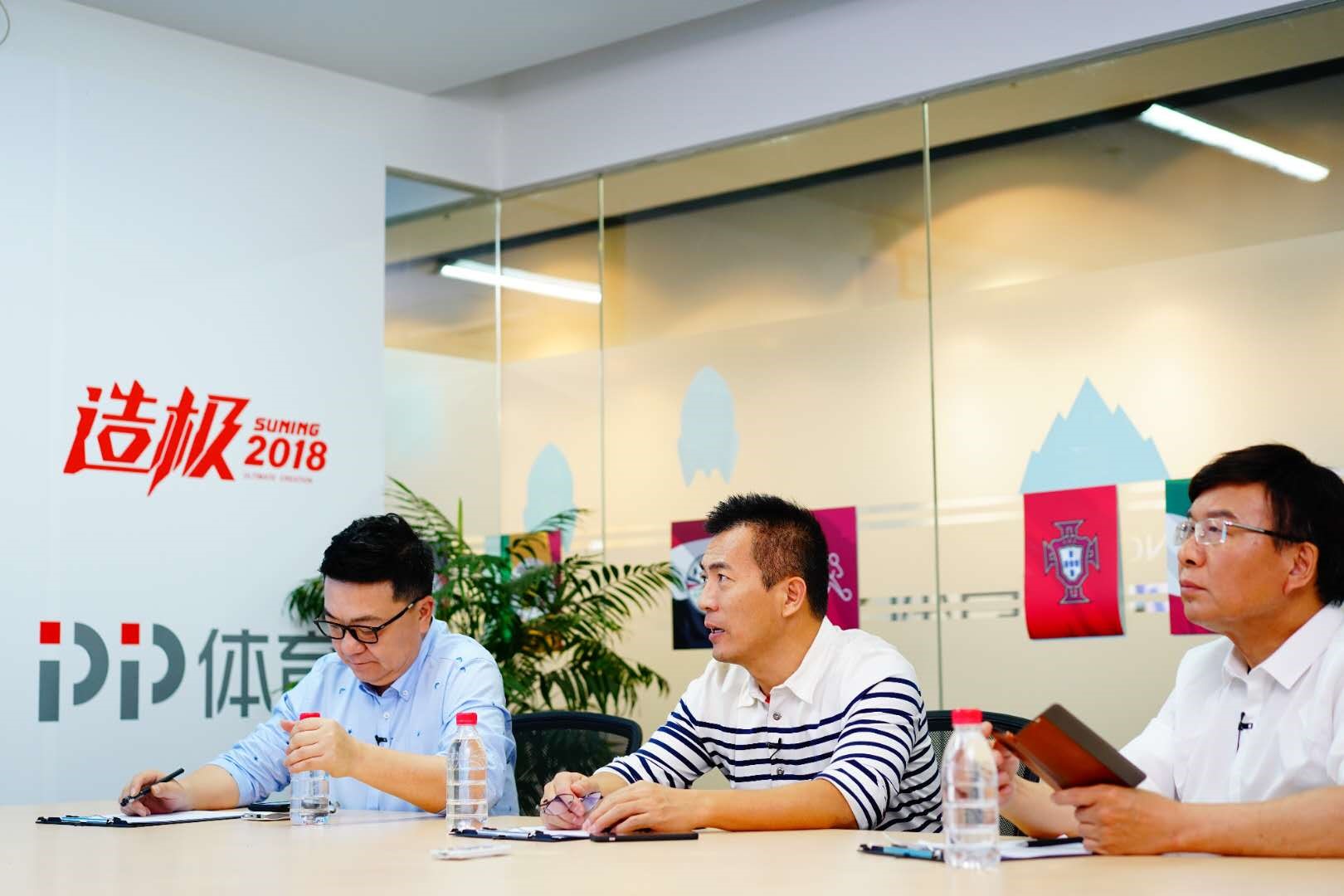 观众围观足球,众人看足球比赛直播