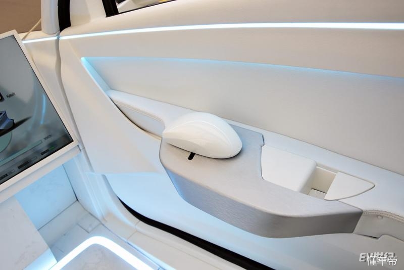 体验感极强的电动车,现代感很强的两轮电动车