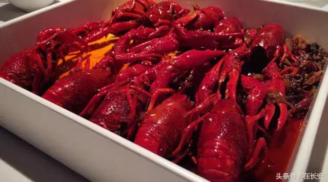 吃小龙虾一口一个好吃的,西安一生必吃的小龙虾