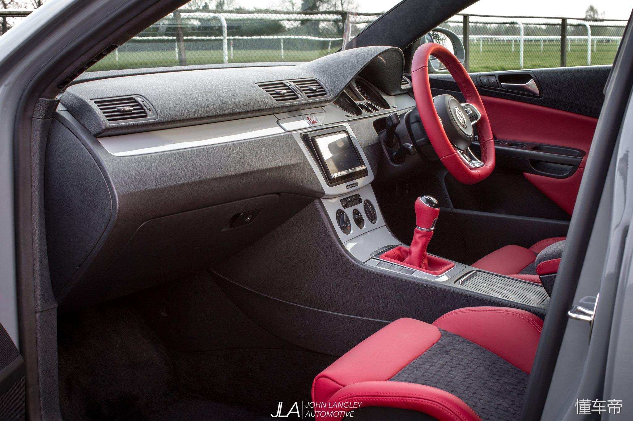 虽然手动挡让人着迷，但是这辆迈腾的轮毂让洗车工抓狂！