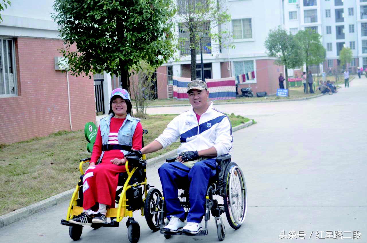 轮椅上的“知心姐姐”通过电波拨开听众心中迷雾