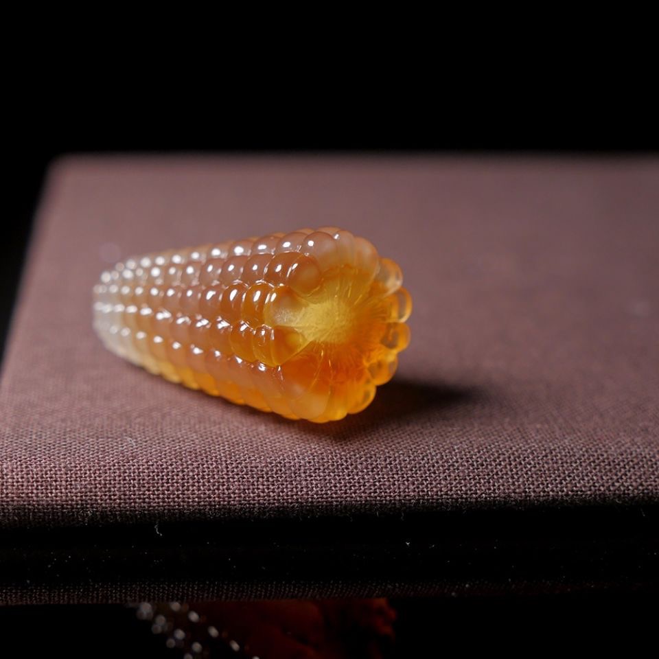 多姿多彩的阿拉善玛瑙,阿拉善玛瑙俏色巧雕艺术品