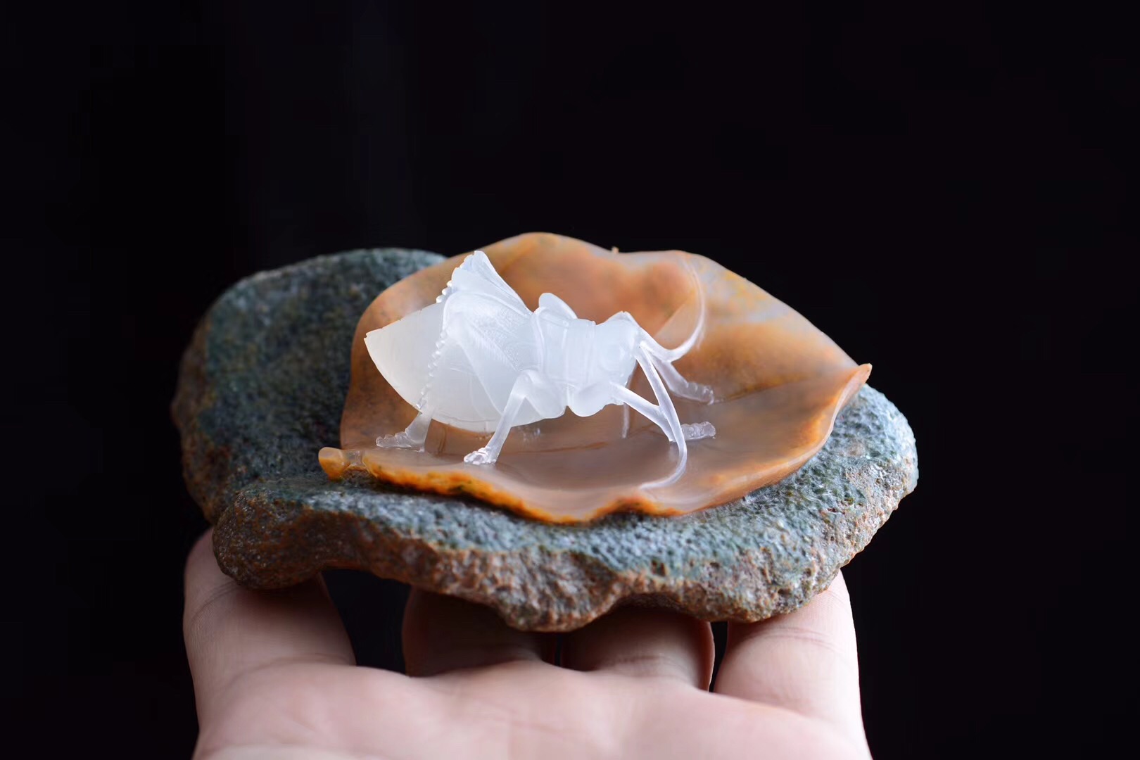 多姿多彩的阿拉善玛瑙,阿拉善玛瑙俏色巧雕艺术品