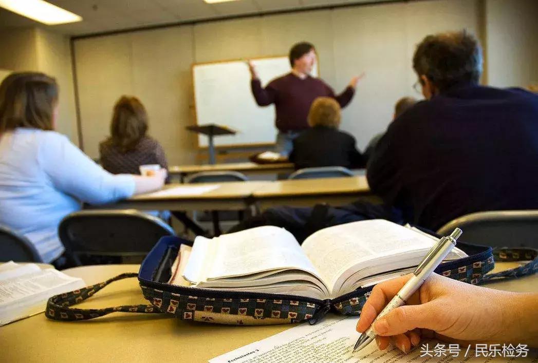 1万字800元，毕业季*文代论写**、买卖行为是不是“替考”？能不能入刑？