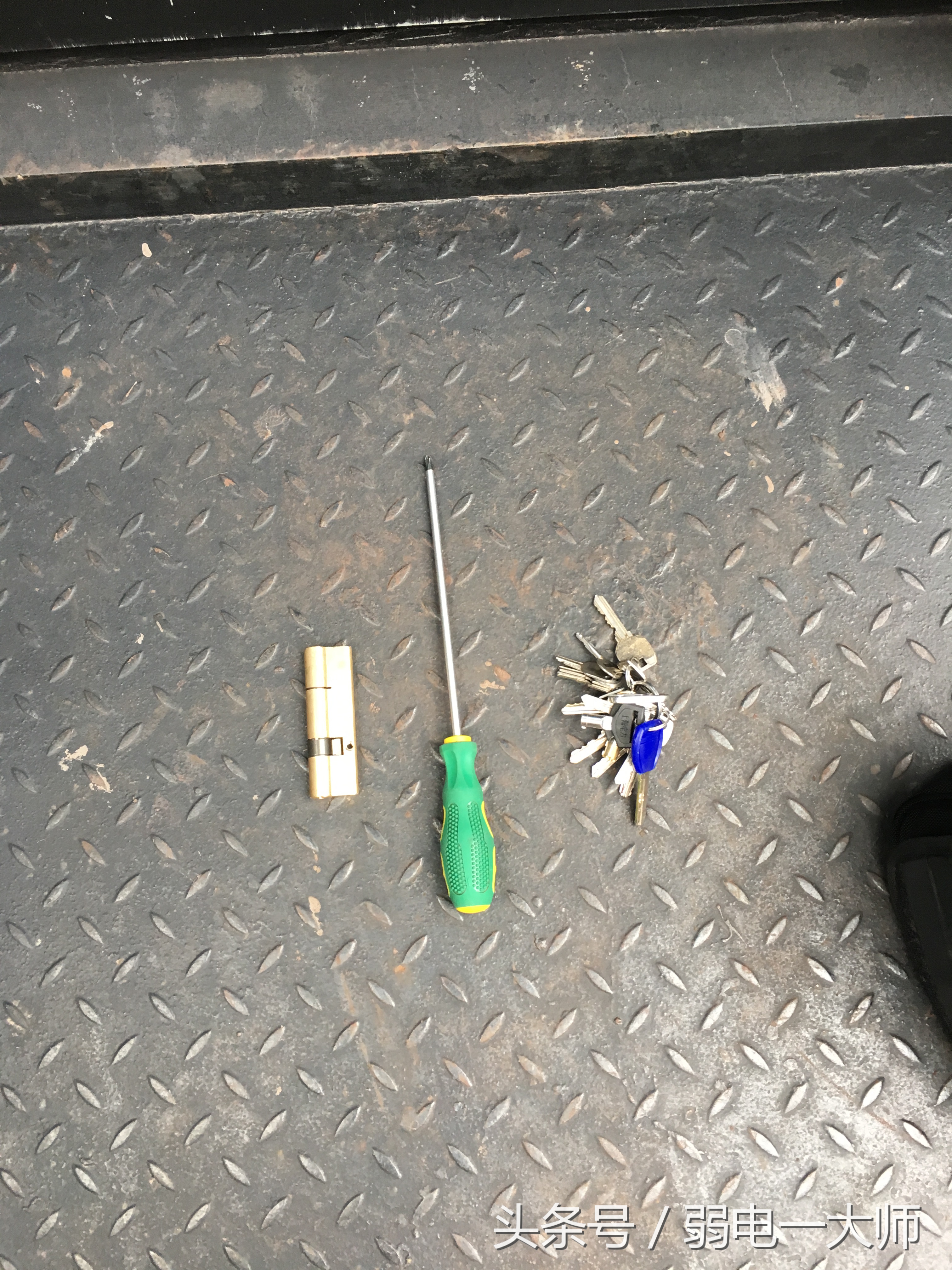 换个普通锁芯要300正常吗,换个简单锁芯多少钱