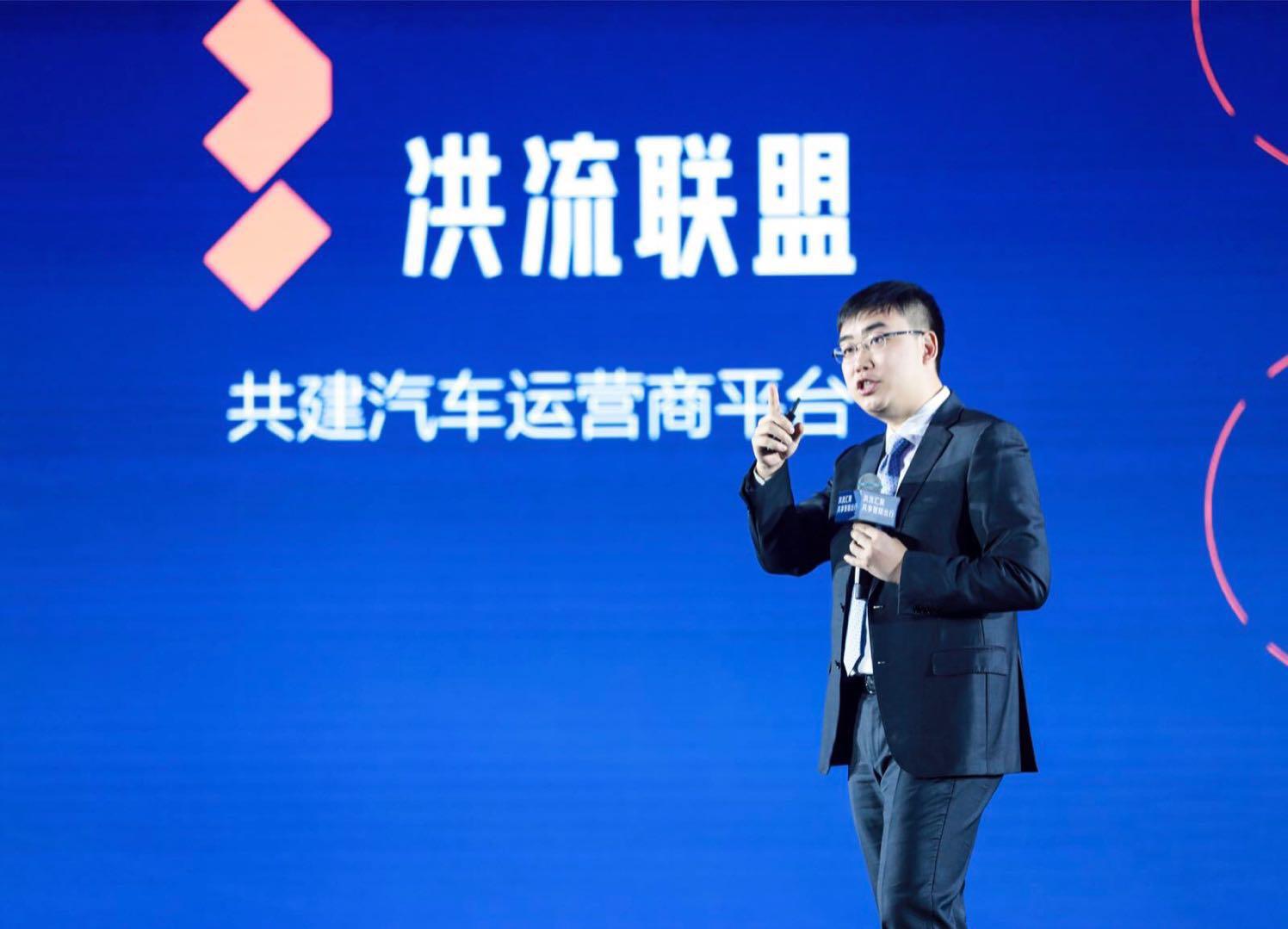 滴滴创始人程维回应司机爱跑不跑,与滴滴出行创始人程维并肩而立